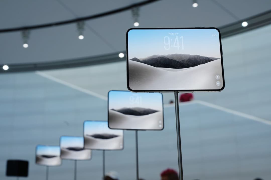 Apple’s iPhone Duo Will Turn Foldable Phones Into the New Normal - Bloomberg.com