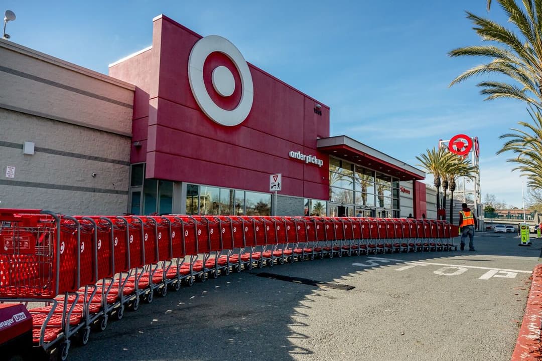 Target Tempers Expectations After Its Best Sales Gain in Years - Bloomberg.com