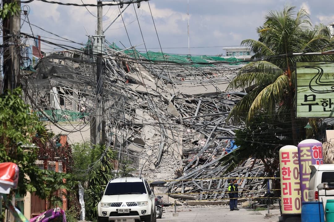 Philippine Building Collapses, Trapping at Least 30 People - Bloomberg.com