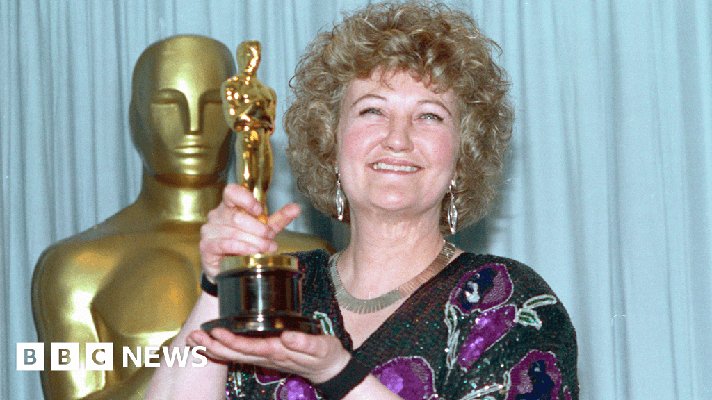 Oscar-winning actress Brenda Fricker dies at 81 - BBC