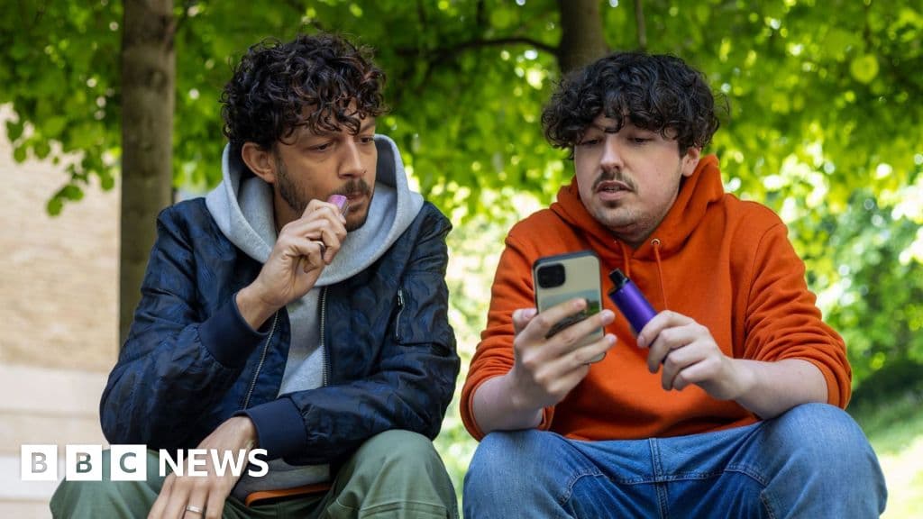 Nicotine vapes best chance to quit smoking, major review finds - BBC