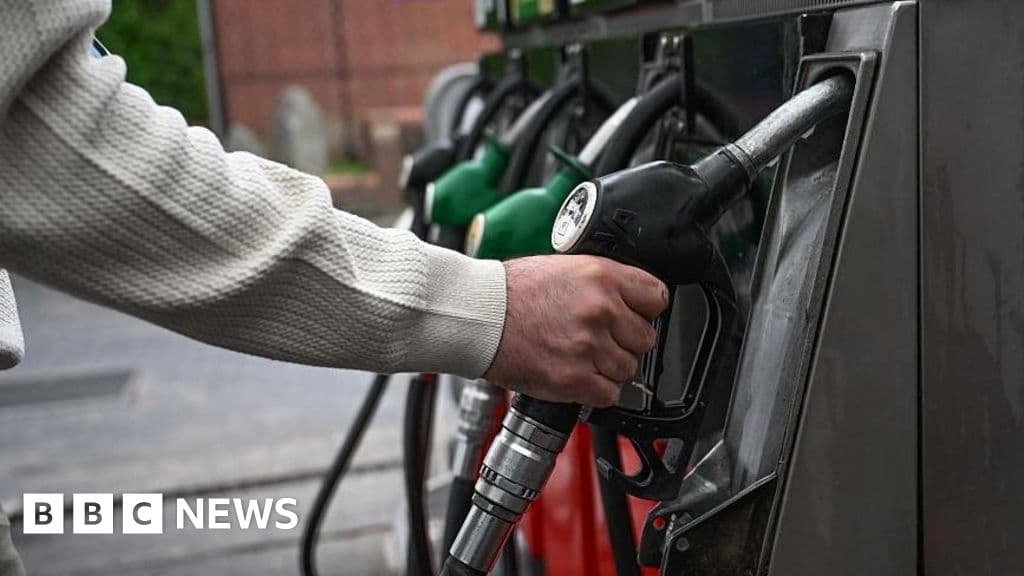 Oil prices rise after US and Iran exchange fire in Hormuz strait - BBC