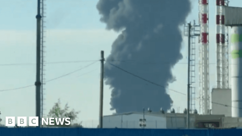 Scores of Ukrainian drones target St Petersburg in attack Russia calls 'unprecedented' - BBC