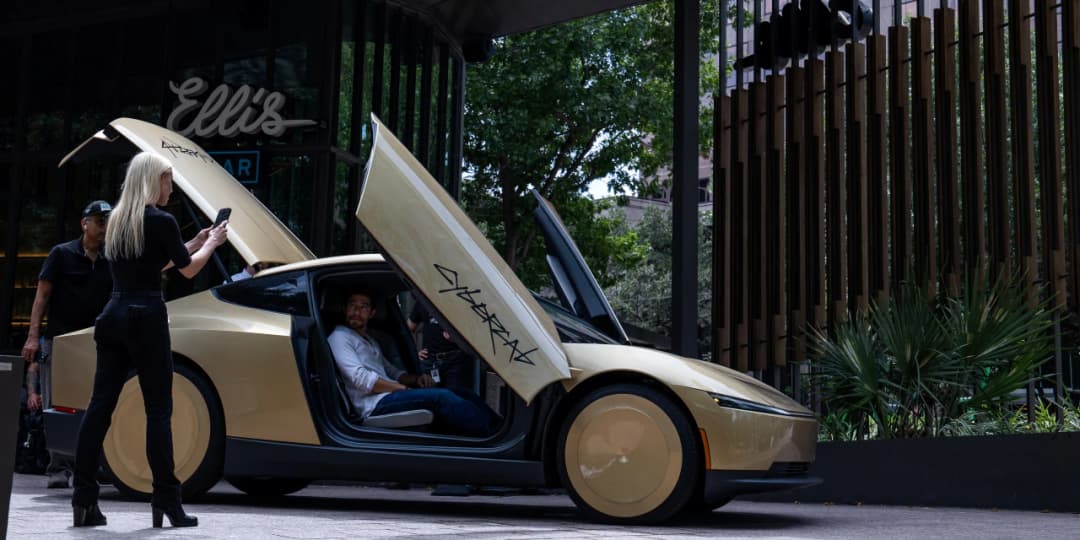 Tesla Cybercabs Hit Austin Streets in Expansion of Robotaxi Service - WSJ
