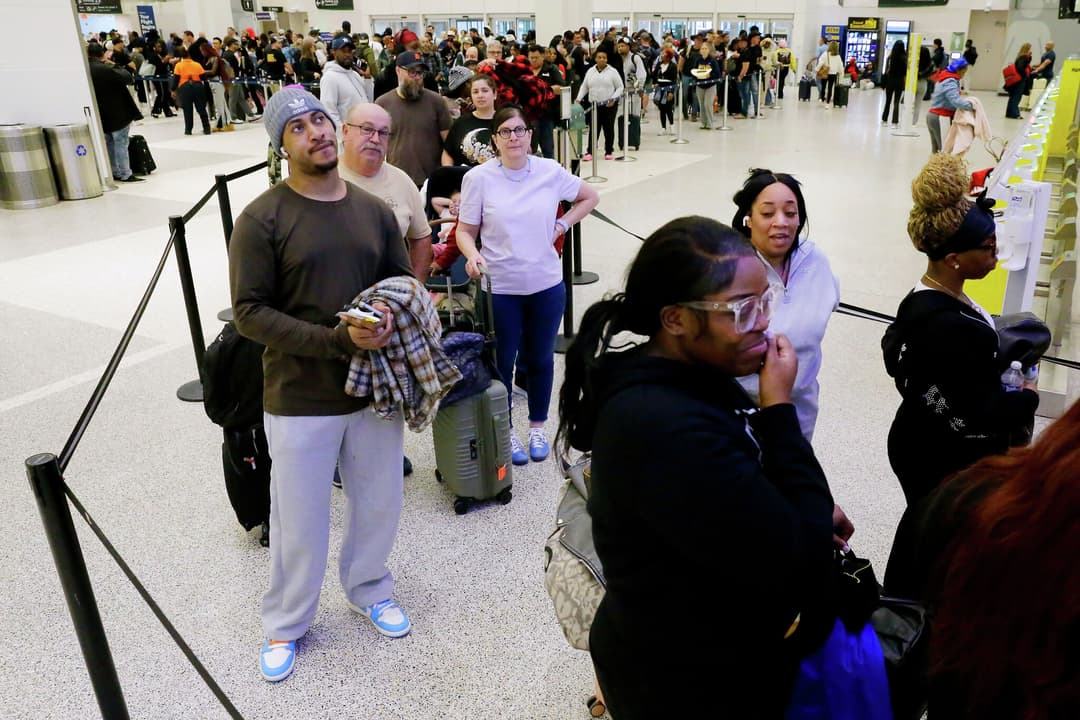 Lines grow to 4 hours at Houston's IAH after hundreds of TSA officers quit - Houston Chronicle