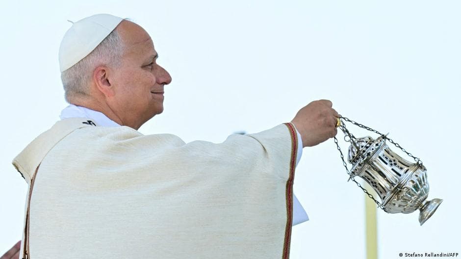 Pope pleads with breakaway Catholics before possible schism - DW.com