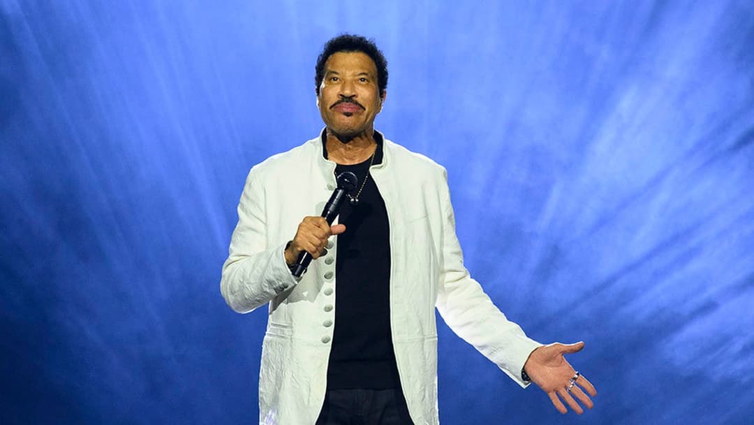 Lionel Richie abruptly cuts concert short after falling ill during opening night of tour - Fox News